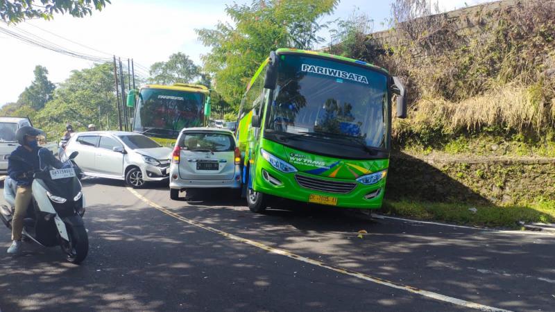 Kecelakaan Beruntun Libatkan Tiga Bus Dan Dua Mobil Di Baturiti | Bali ...